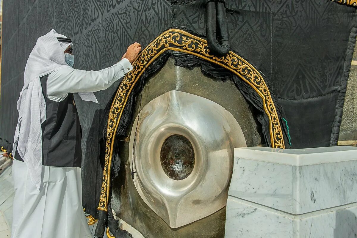 Деньги в мекке. Хадж камень Кааба. Священный камень мусульман в Мекке. Храм Кааба в Мекке. Мечеть Кааба черный камень.