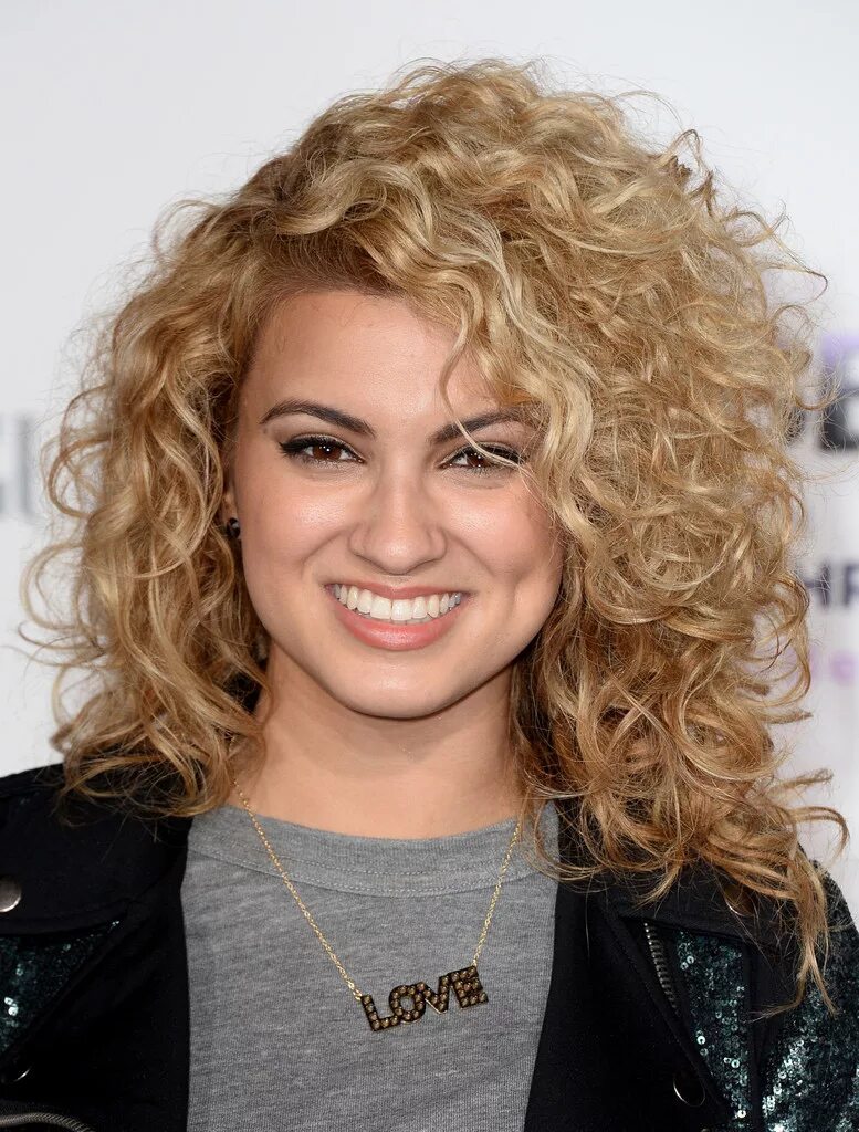 Тори Келли кудри. Tori Kelly 2020. Каскад 2022 на кучерявые волосы. Какие стрижки вьющихся волос