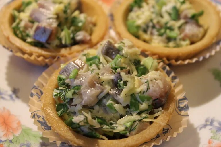 Тарталетки с сыром и шпротами. Начинка для тарталеток из шпротов. Начинка для тарталеток из шпротов. Тарталетки с курицей и ананасами и зернами граната. Тарталетки с тунцом и рисом.