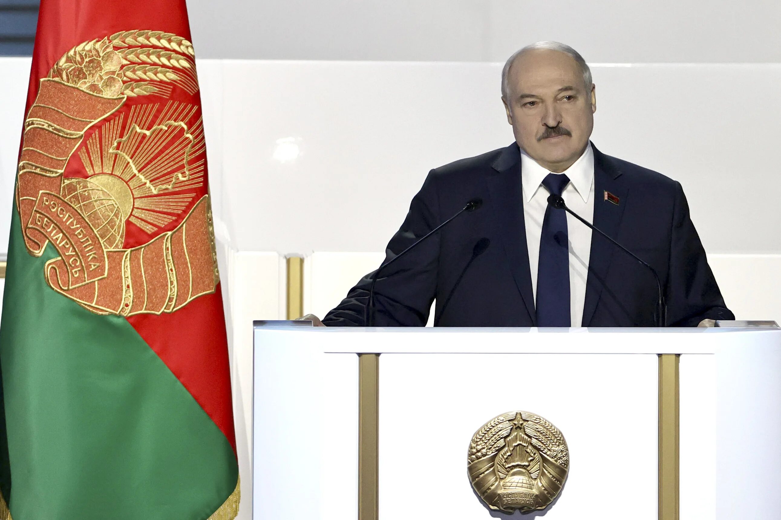 Лукашенко. Лукашенко 2021. Лукашенко Кыргызстан. Лукашенко подписывает указ.