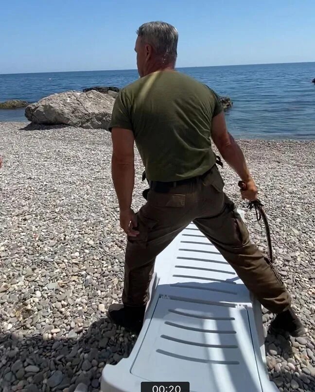 Крым сторож. Охранник на пляже. Казак на пляже. Отдых в Крыму мужик. Охранник в пансионат.