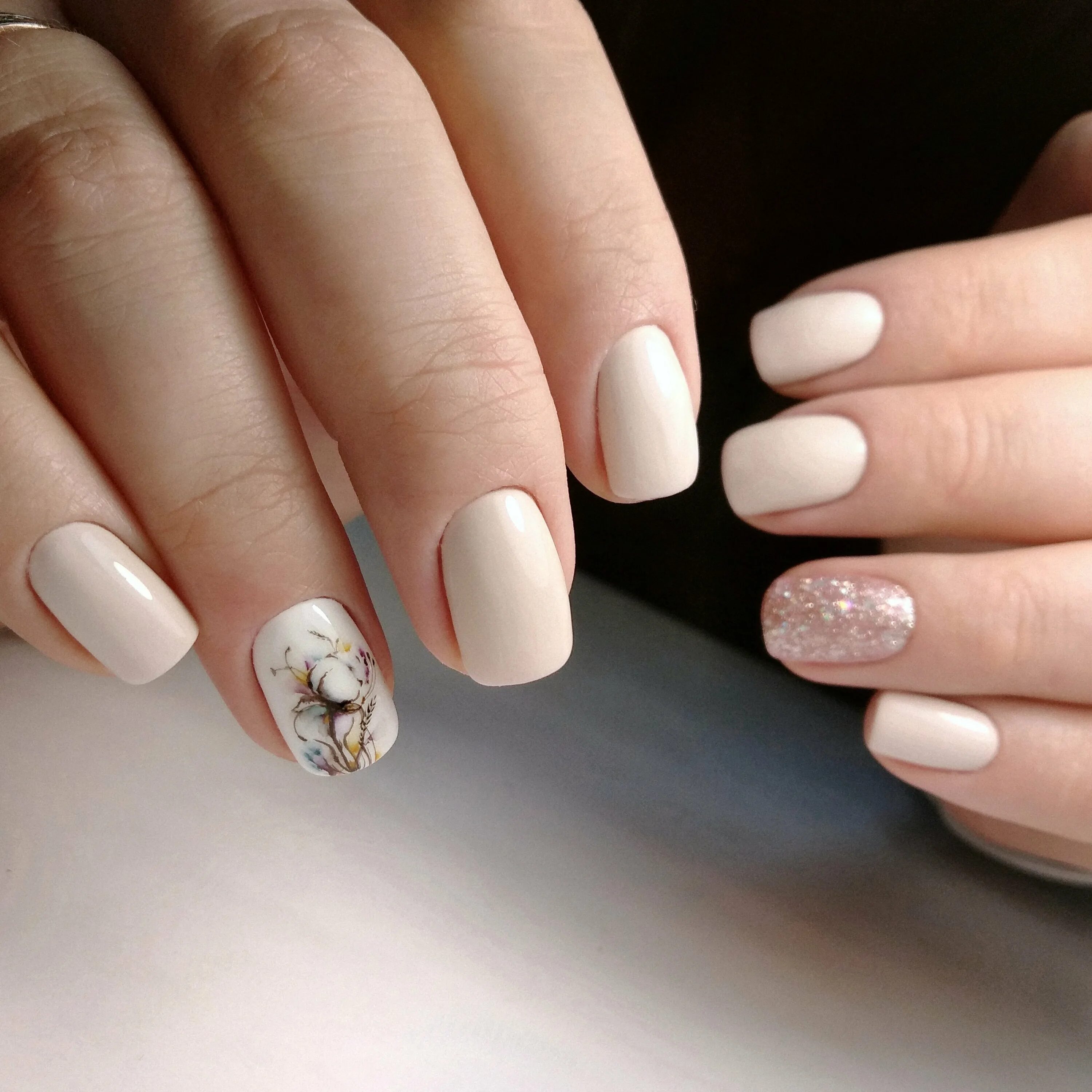 молочный нюдовый маникюр. ногти светлые. ногти короткие. маникюр нежный стильный. ногти светлые нежные.