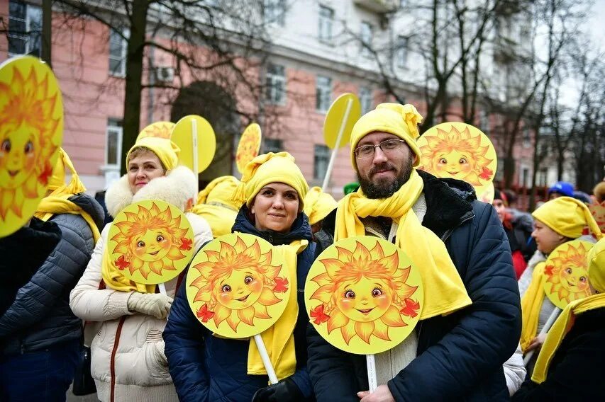 Оформление масленица в детском саду своими руками. Украшения на Масленицу. Декорации на Масленицу. Украшения на Масленицу для улицы. Украшение на Масленицу солнышко.