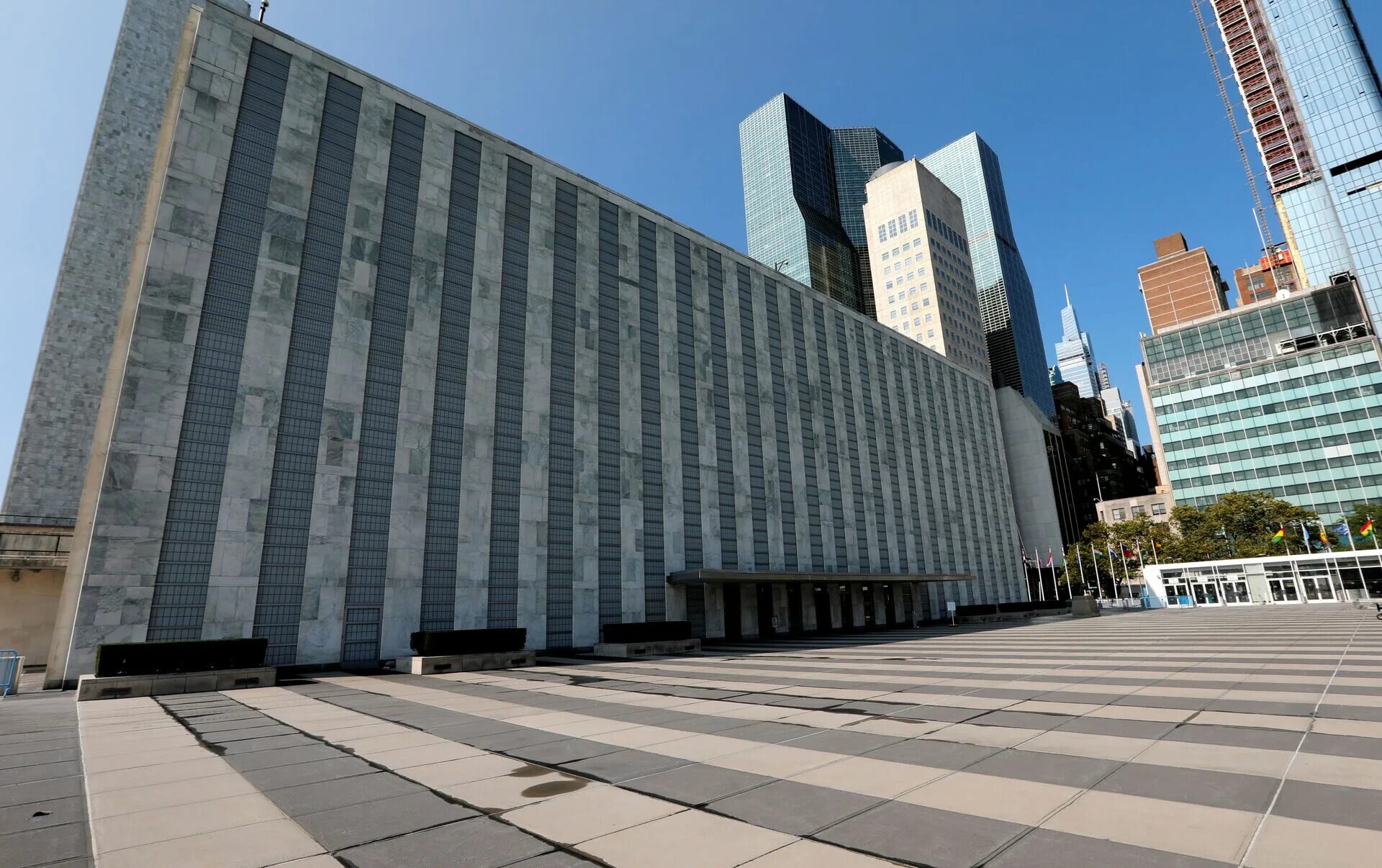 Дом оон. Здание ООН В Нью-Йорке. Здание ООН (организации Объединённых наций) в Нью-Йорке. Здание ООН В США. Здание ООН В Нью-Йорке фото.