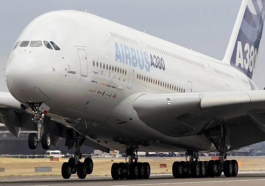 Значение слова аэробус. Airbus a390-900. Самый большой пассажирский самолет в мире Airbus a380. Самый большой самолет Аэробус 380. Аэробус а380 900.