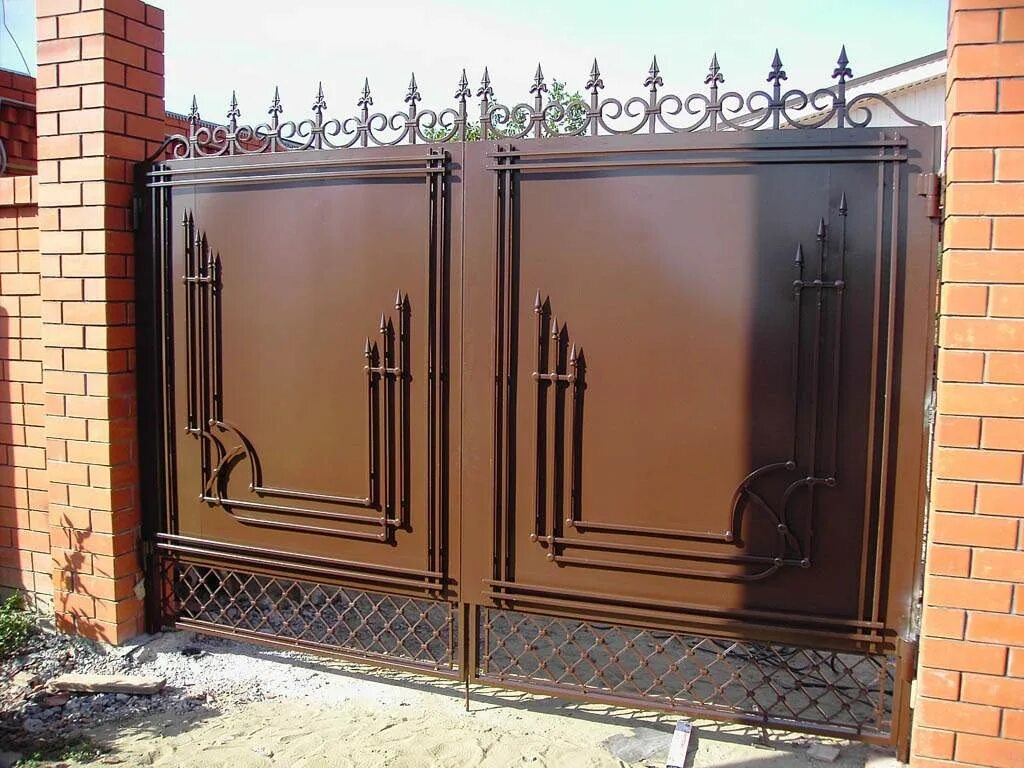Железные ворота. Ворота распашные металлические. Ворота с ковкой. Ворота металлические кованые.