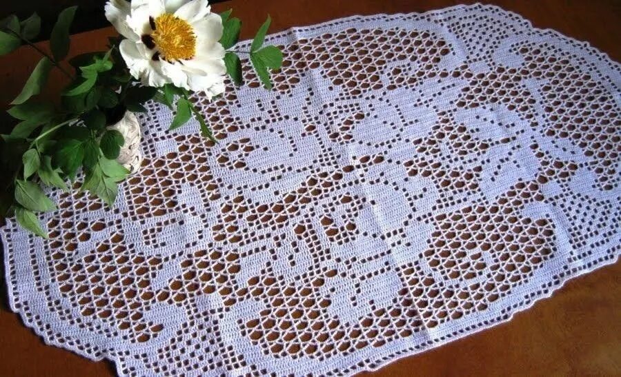 Салфетка крючком филейная техника. Красивые филейные салфетки. Филейные салфетки крючком. Вязаные скатерти. Салфетки в технике филейного вязания.