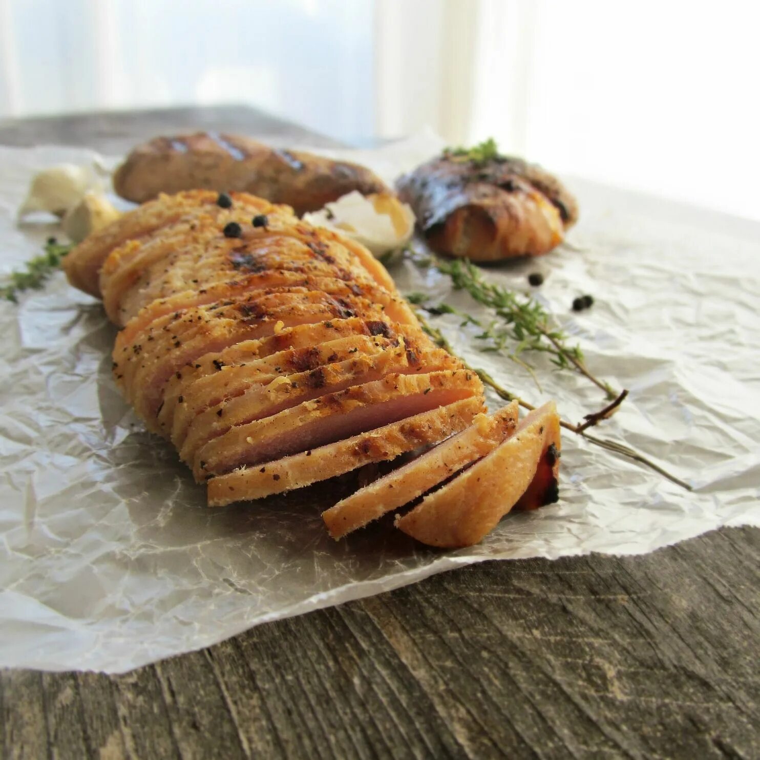 Грудка индейки пасторма. Пастрома. Пастрома куриная. Куриная грудка пастрома.