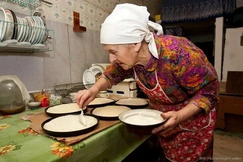 Бабушка ест пирожок