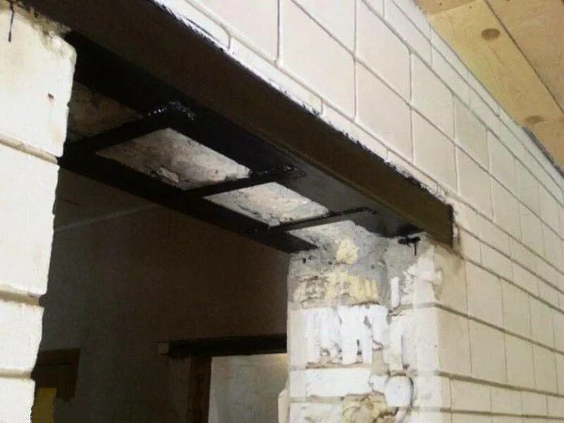 Перемычка над дверным проемом. Усиление жб перемычки. перемычки в стене 640. металлическая перемычка газобетон швеллер несущая стена. демонтаж перемычки дверного проема.