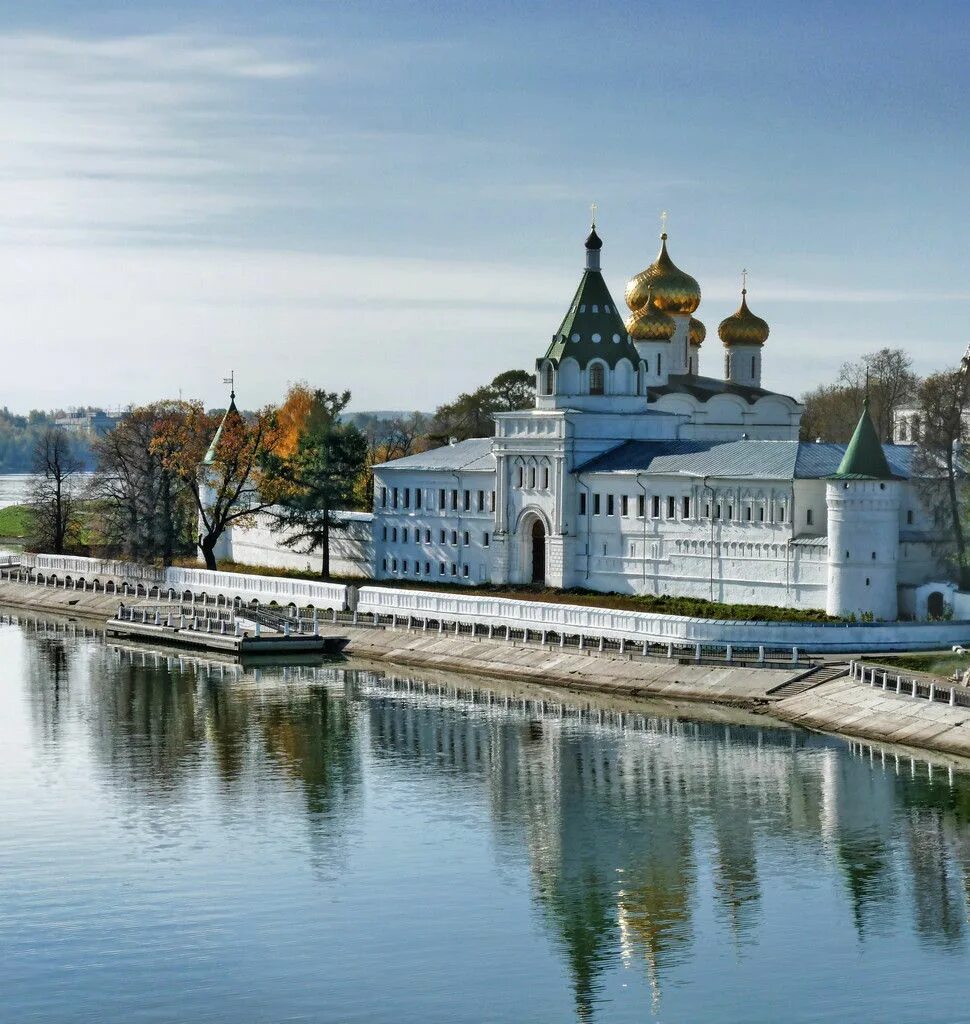 Ипатьевский монастырь Кострома. Музей заповедник Ипатьевский монастырь. Ипатьевский монастырь Ярославль. Стрелка у Ипатьевского монастыря.