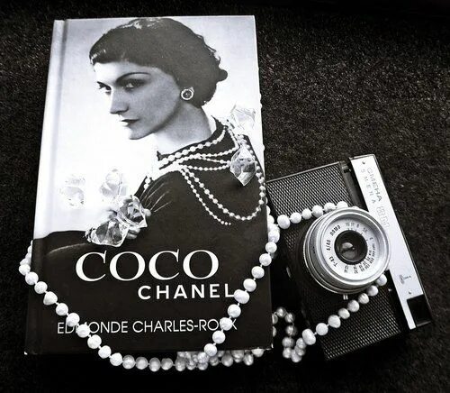 Коко шанель гуф. Габриэль Коко Шанель. Коко Шанель Эстетика. Коко Шанель картина. Коко Шанель в юности.