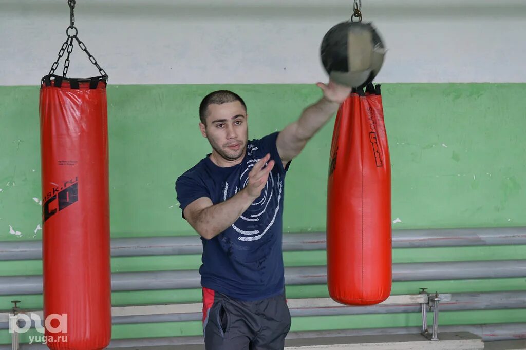 Стадион бокс. Боксерский зал груши. Тренировки по боксу Краснодар на стадионе труд.