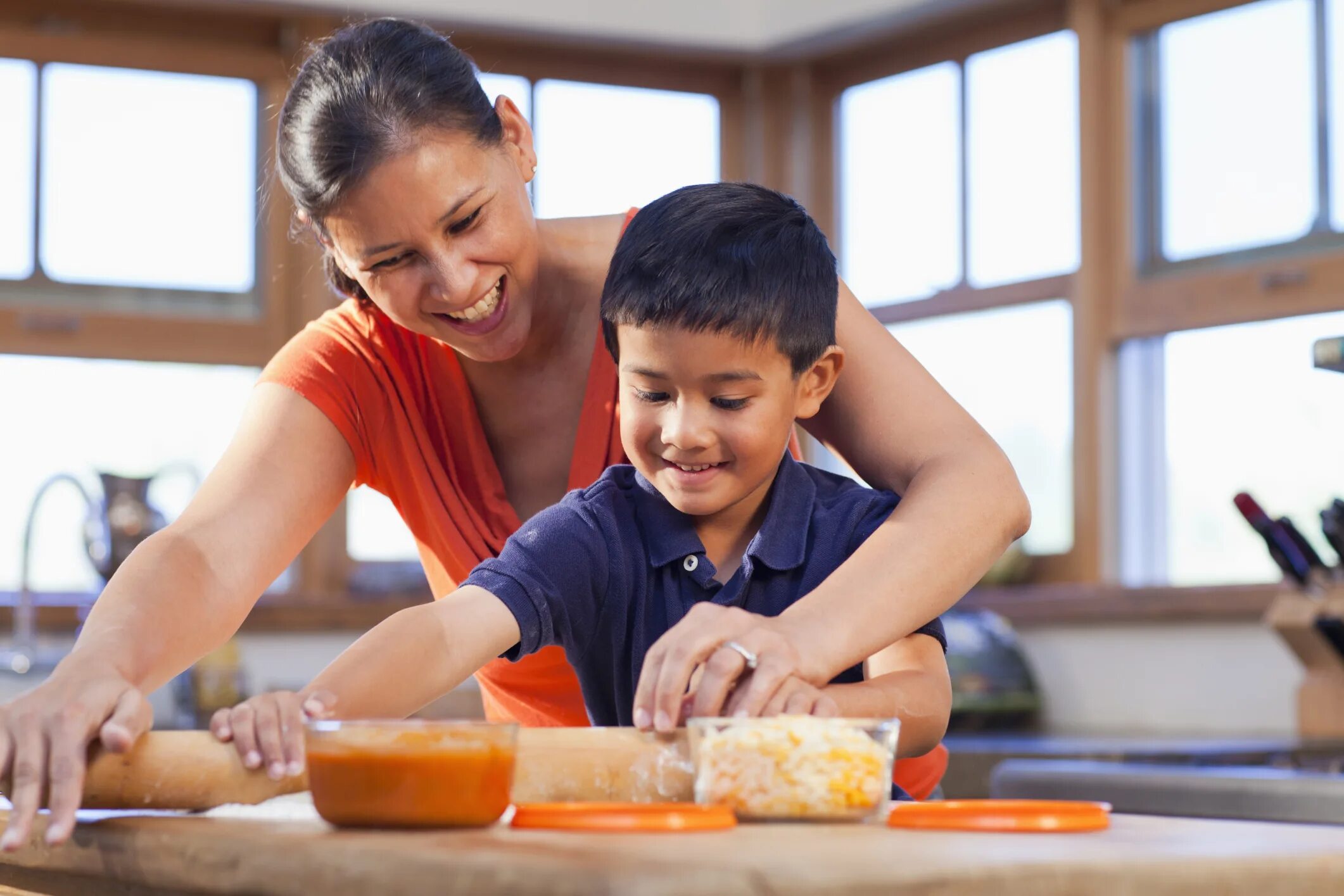 What s mum doing. Мама на испанском. Cooking with Kids. The children are Cooking. Mother and child in the Kitchen.