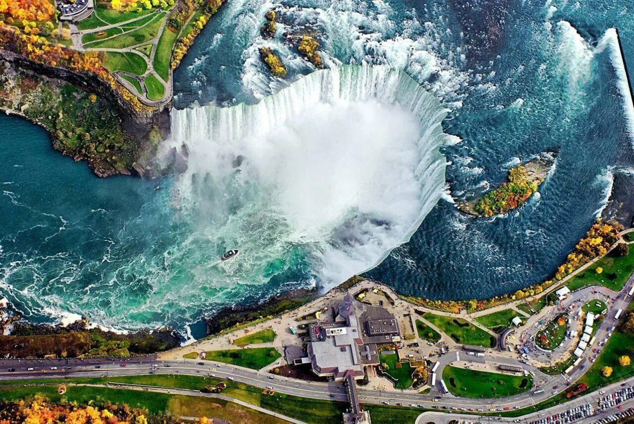 Считается одной из самых интересных. Ниагарский водопад чудо света. Ниагарский водопад водопады. Ниагарский водопад Канада. Ниагарский водопад вид сверху.