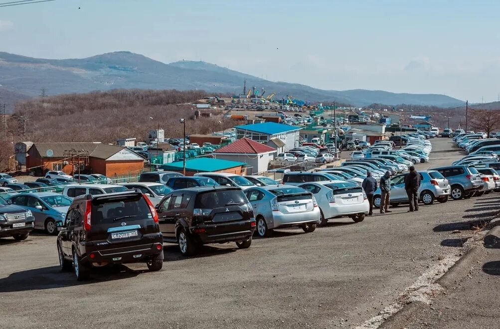 Регистрация авто из японии. Рынок зелёный угол Владивосток. Рынок авто Владивосток зелёный угол. Зеленый угол в 2000. Рынок зеленок угол Владивосток.