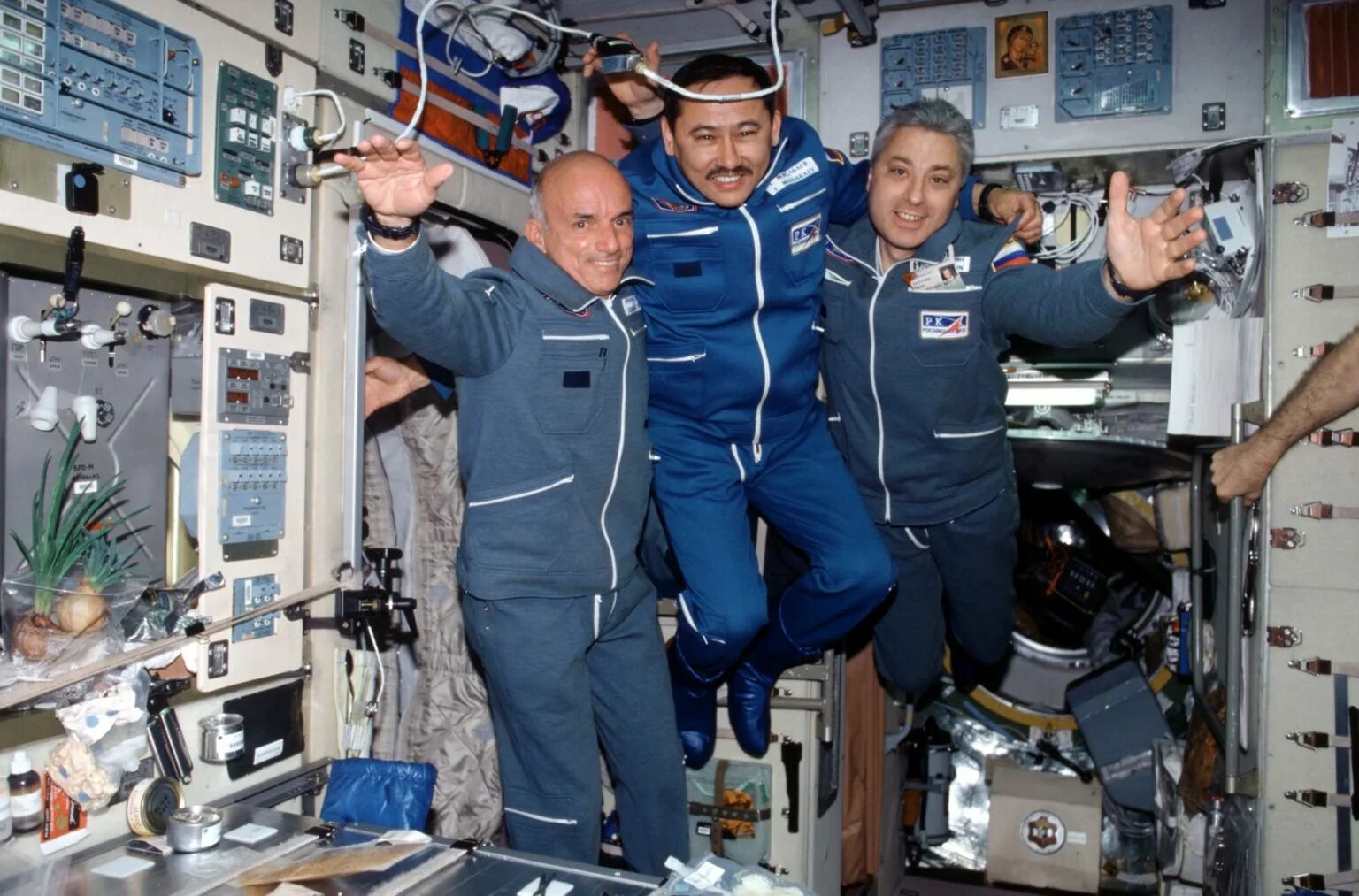 Деннис Тито первый космический турист. Мусабаев космонавт первый полет. Деннис Тито в космосе. Первые space