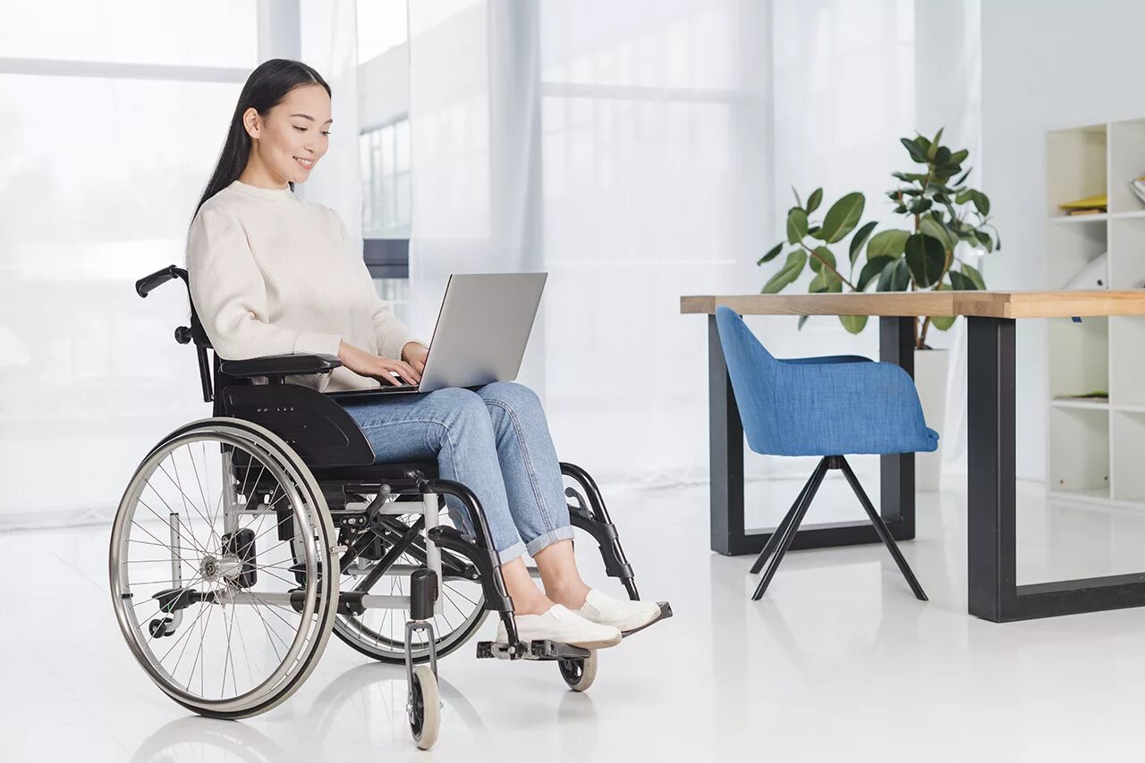 Работа для ограниченных людей. Люди с ограниченными возможностями. Компьютер для инвалидов. Люди с ограниченными физическими возможностями. Компьютеры для людей с ограниченными возможностями.