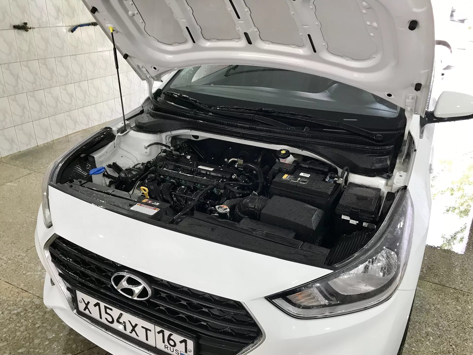 Hyundai Solaris 2 подкапотное пространство. Подкапотное пространство Солярис 2. Hyundai Solaris 2 под капотом. Открытый капот Солярис 1.