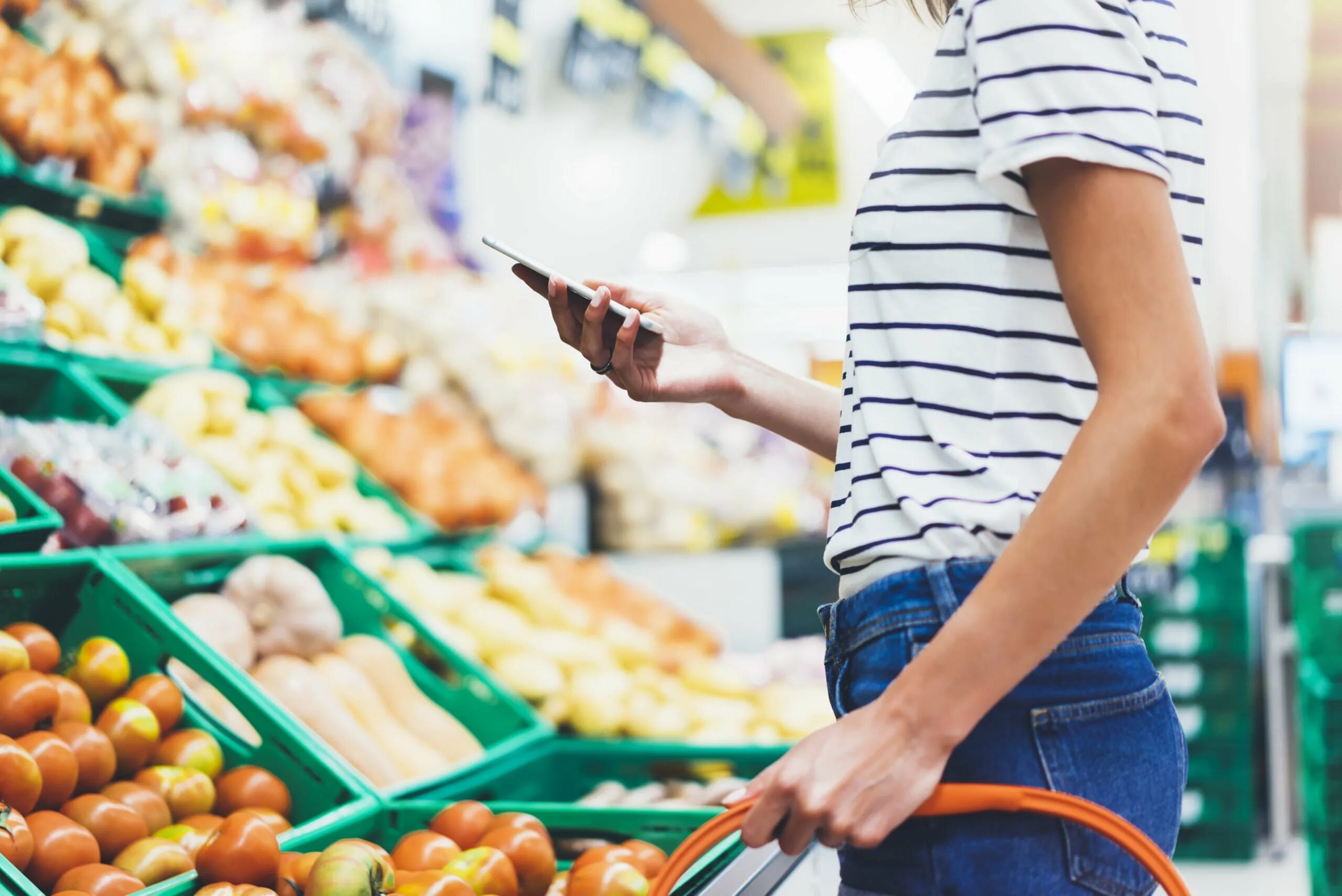 Супермаркет. Покупатель в магазине. Продукты. Покупатель продуктов. Экономическая деятельность покупка продуктов