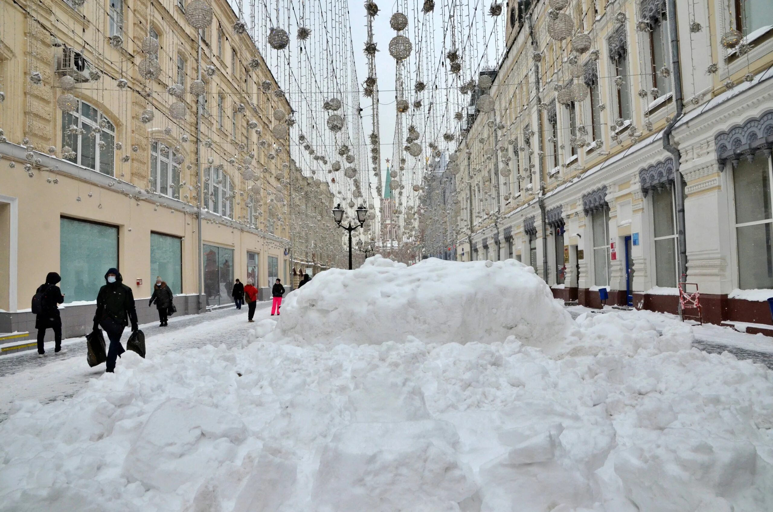 Сильный будет снегопад. Сугробы в Москве. Снег в Москве. Много снега в Москве. Снег сугробы Москва.