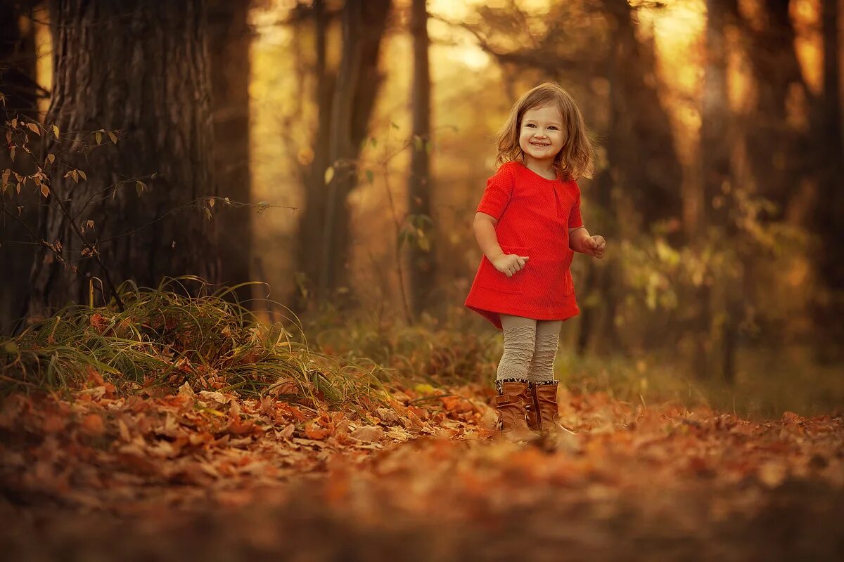 детская фотосессия в лесу сказочная. девочка в дремучем лесу. осень для детей. дерево для детей. сказочная фотосессия в лесу.
