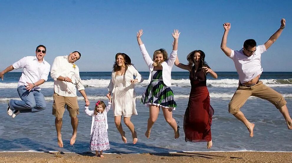 летняя вечеринка. девушка смеется. лето дети. поездка с друзьями. если с другом вышел в путь веселей дорога.