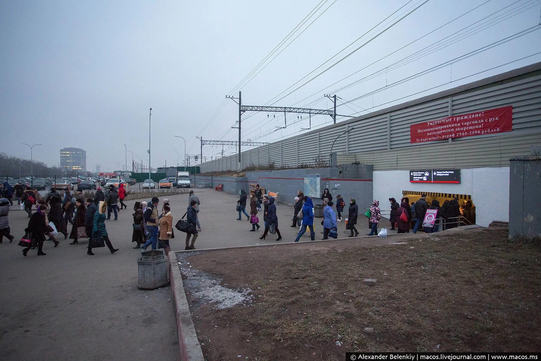 Выхино родники сегодня. Станция метро Выхино. Станция Выхино рынок. Метро Выхино 2000. Станция Выхино Москва.