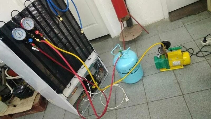 Заправка сплит системы 22 фреоном. Каким газом заправляют холодильники. Ниппель для закачки фреона в холодильник. Фреон для холодильника. Каким газом заправляют холодильники.