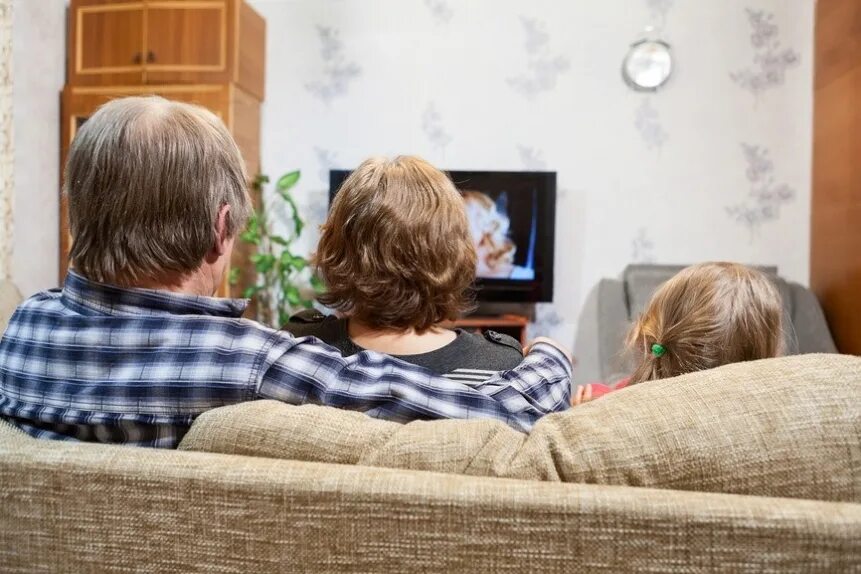 Watching tv illustration. Мой папа смотрит телевизор. Мой папа смотрит телевизор. Мама с дочками у телевизора. Tv dads.