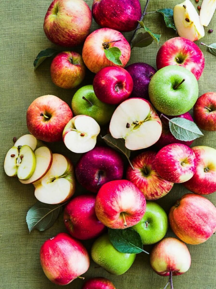 Яблоня сочное. Яблоки. Красивое яблоко. Разноцветные фрукты. Спелые яблоки.