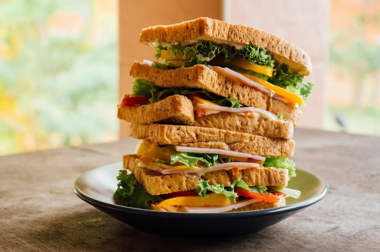 сэндвич с беконом и яйцом. трехслойный бутерброд. сэндвич овощной. американский сэндвич. американский сэндвич.