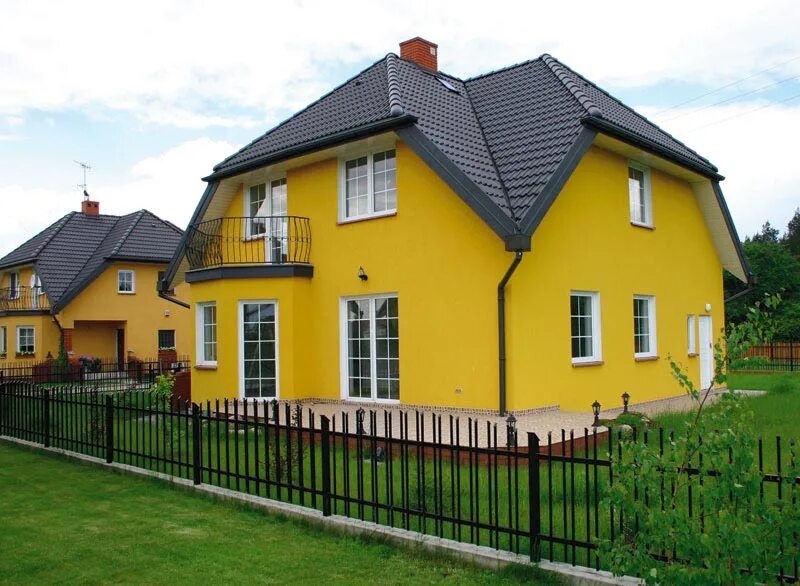 Стоимость покраски дома снаружи. Желтый фасад. Фасад желтого цвета. Цвета фасадов домов. Дом с желтым фасадом.