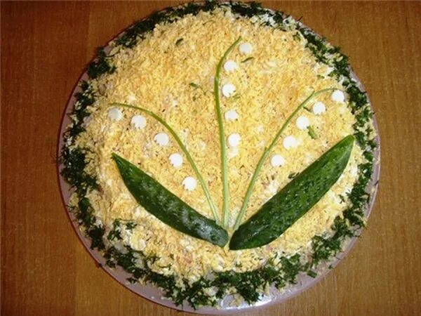 Салат со шпротами и плавленным сыром. Салат ландыш. украсить салат майонезом. украшение салата сверху сыра. украшение салата ландыш.