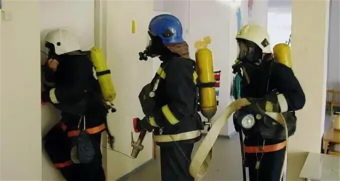 Разведка очагов пожара. Звено гдзс на пожаре. Разведка пожара. Разведка очагов пожара. Пожарная разведка.