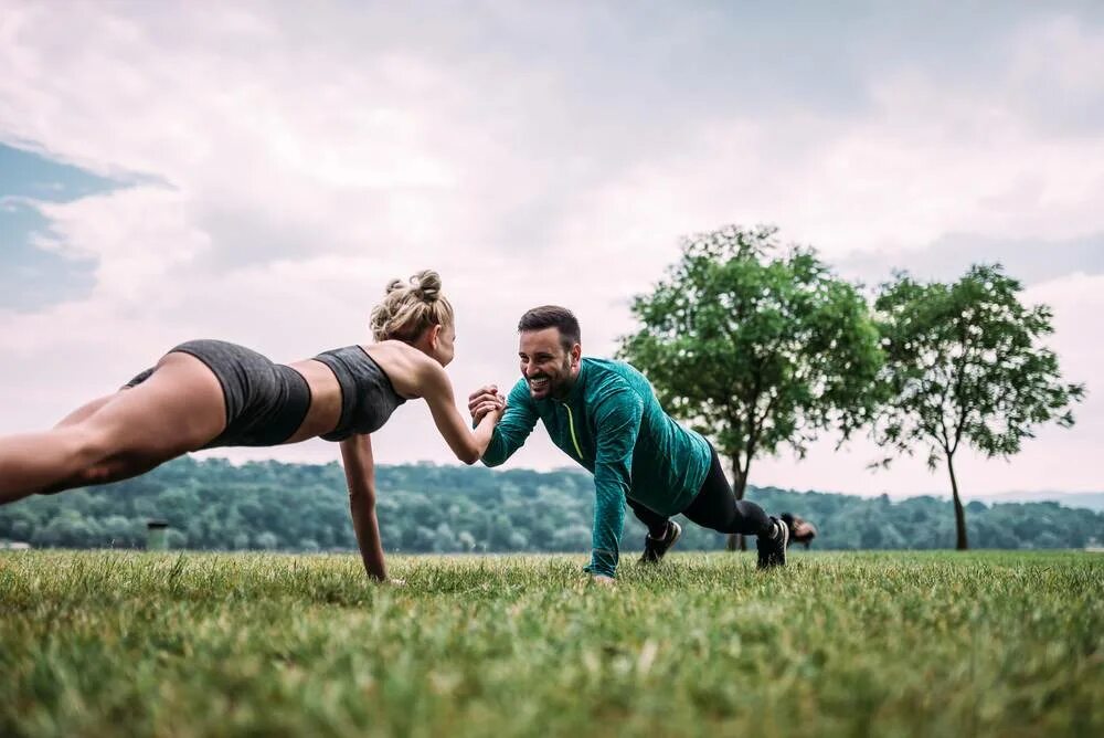 Sport 3 love. Фитнес на природе. Занятия спортом вдвоем. Спортивные упражнения вдвоем. Фитнес на свежем воздухе.