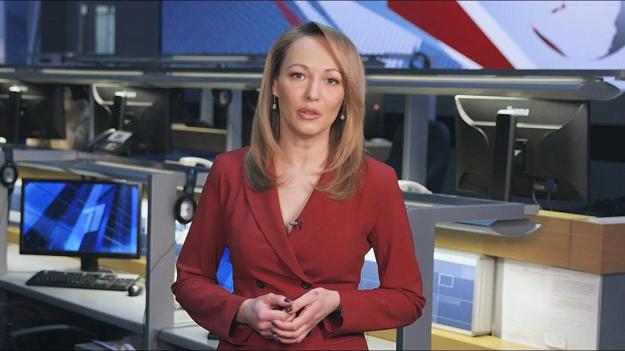 Екатерина андреева и владимир путин. Ведущая первого канала с путиным. Журналистка канала cnbc хэдли гэмбл. Алина кабаева и путин. Алина кабаева и путин.