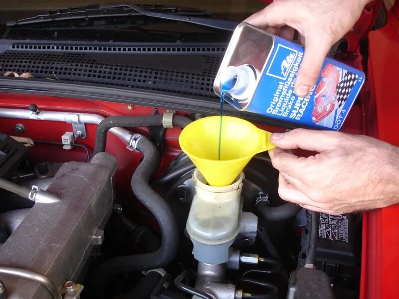 VAG Brake Fluid. Долив тормозной жидкости Урал. Тормозной жидкости w230. Тормозная жидкость в машине.