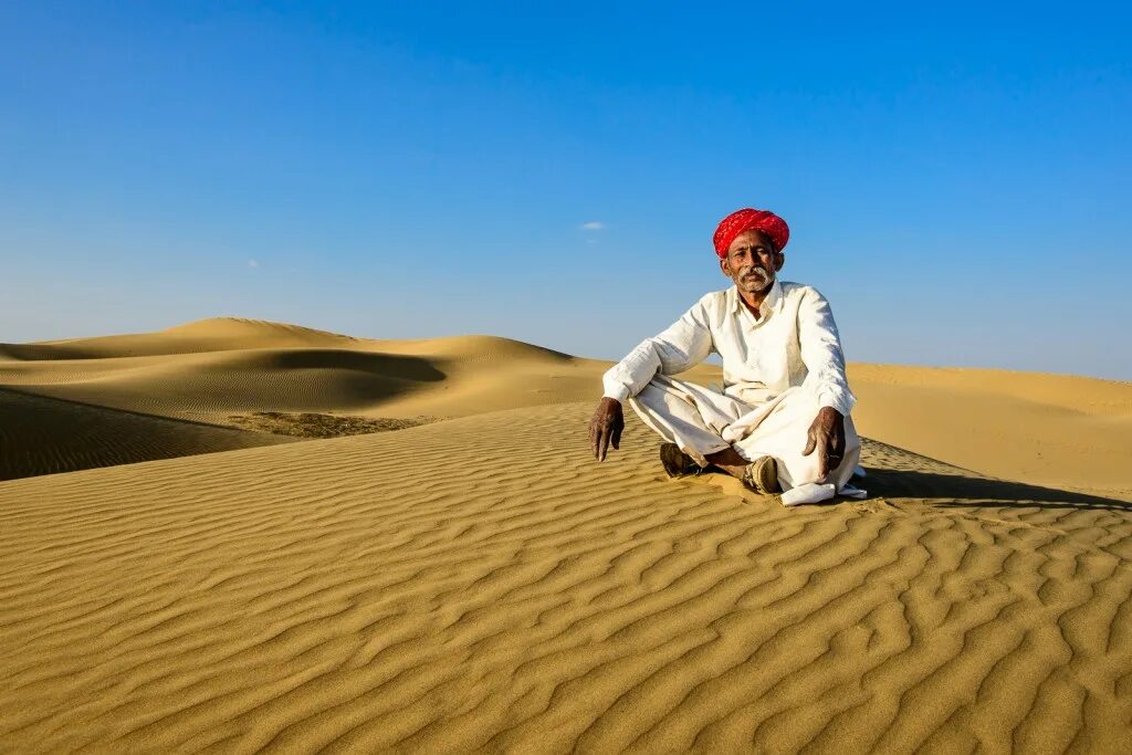 Занятия людей в пустыне. Старик в пустыне. Жизнь людей в пустыне. Группа людей в пустыне. Жизнь и быт людей в пустыне.