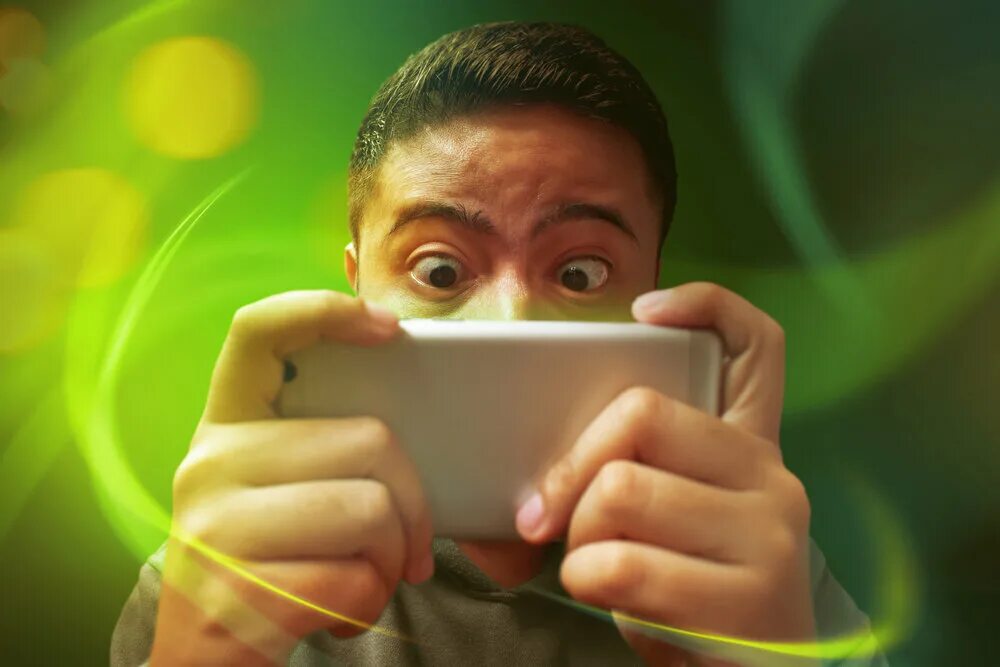 Человек играющий в телефон