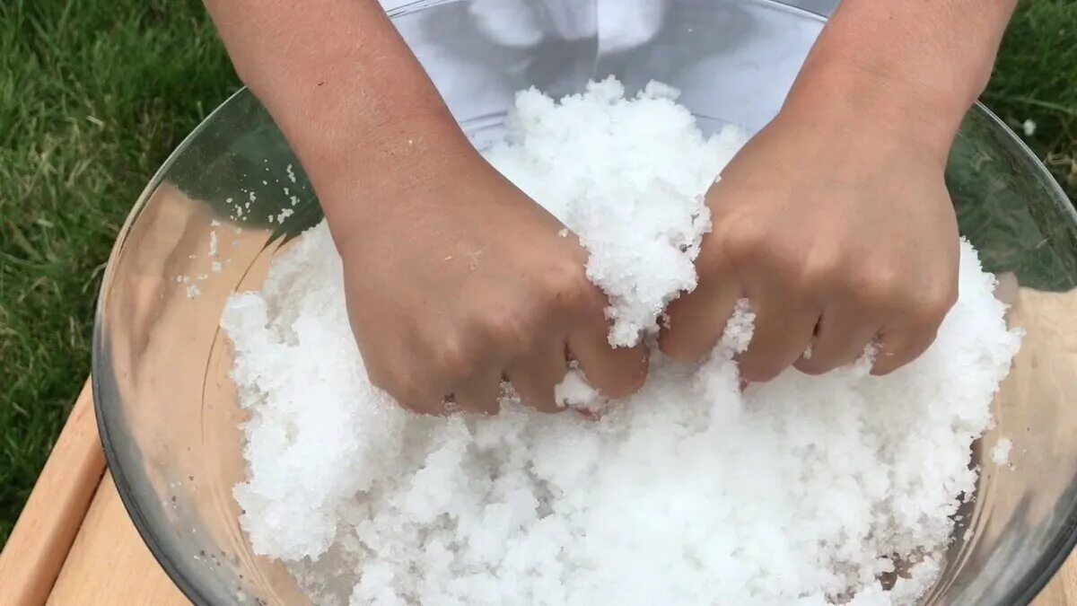 Крошка снег. Искусственный снег своими руками. Искусственный снег из памперса. Искусственный снег из соли. Искусственный снег опыт для детей.