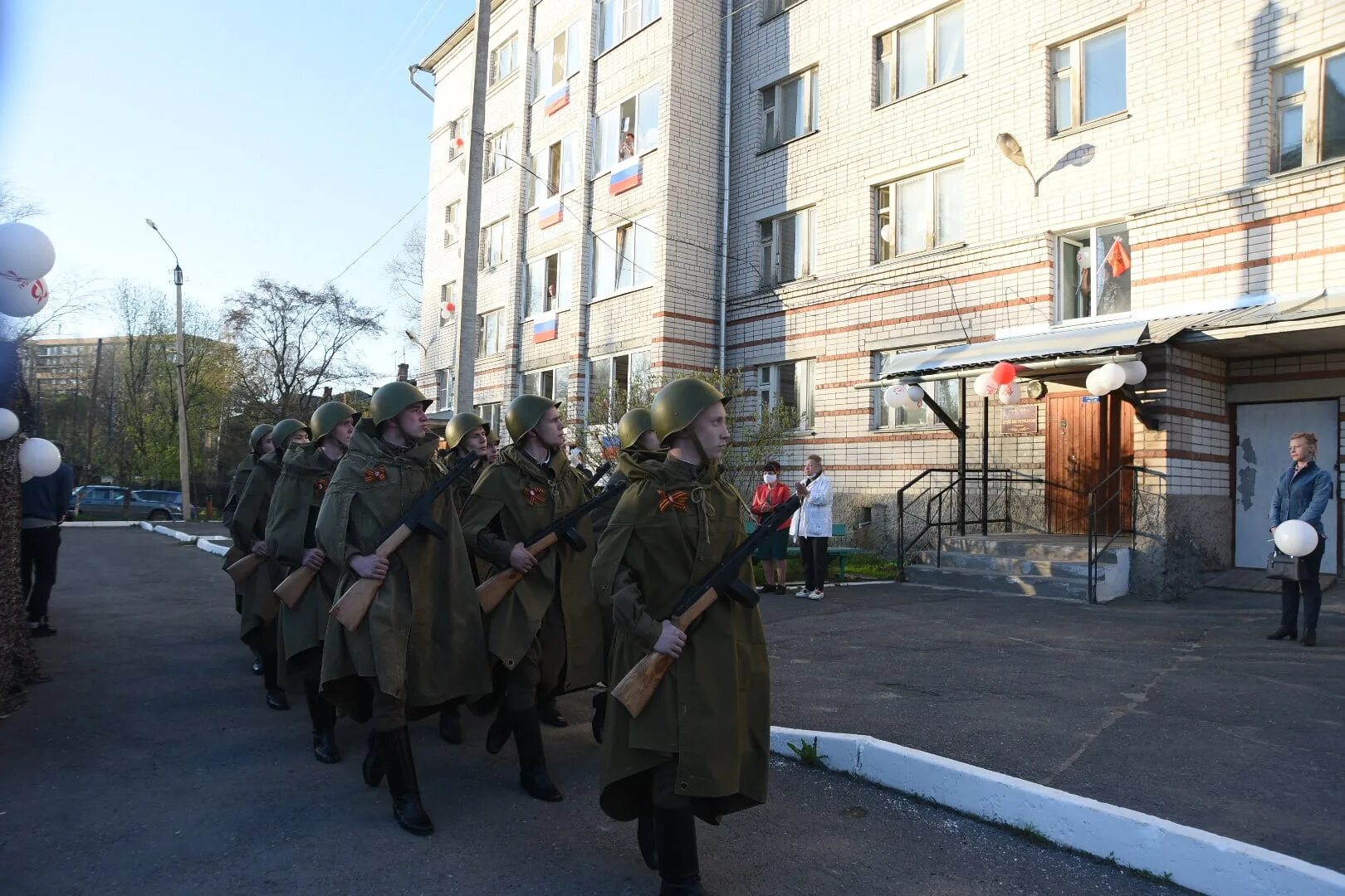 1 мая вологда. 9 Мая Вологда. Вологда дворовый парад. Вологда парад 2018. День Победы во дворе.