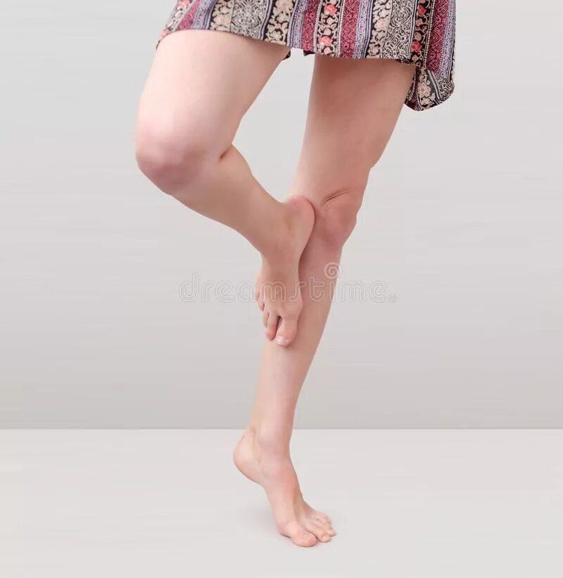 Ноги женщин выше колен. Нога за ногу стоя. Ноги девушки стоя. Женщина стоит на одной ноге. Поджатые женские ноги.