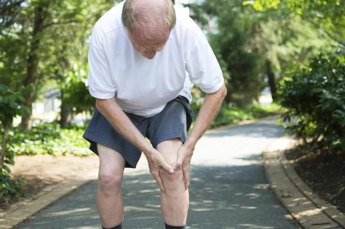 Уставши колена. Боль в суставах. Ноги пожилого человека. Суставы пожилых.