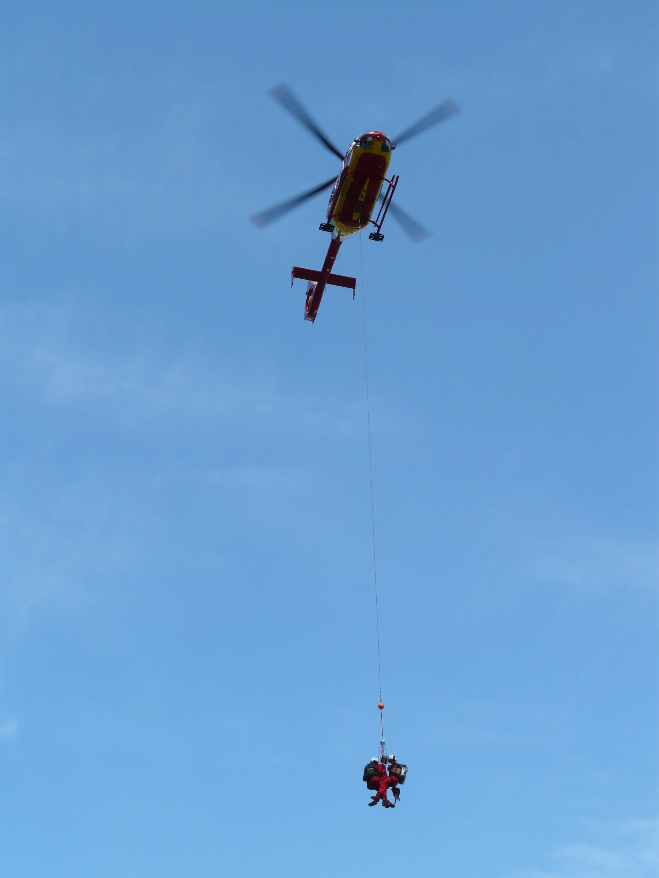 Почему сейчас летают вертолеты. Вертолет "Air Rescue", красный 3+. Вертолет в небе. Летающий вертолет. Вертолет вид снизу.