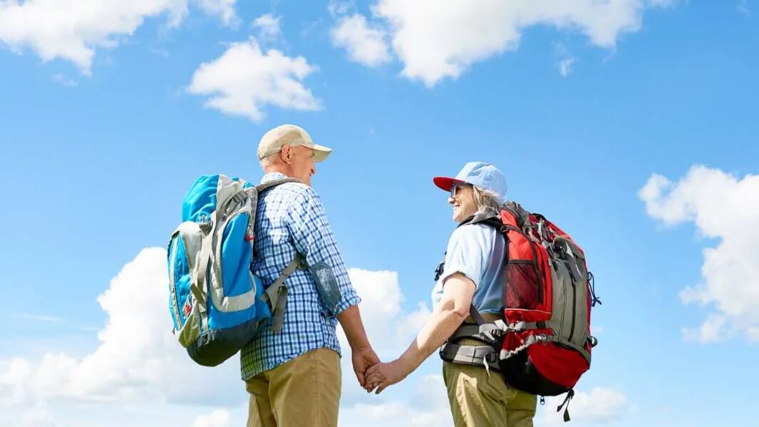 Самолет пожилые люди. Туризм для пенсионеров. Пенсионеры в путешествии. Пожилые люди путешествуют. Пенсионеры путешествуют.