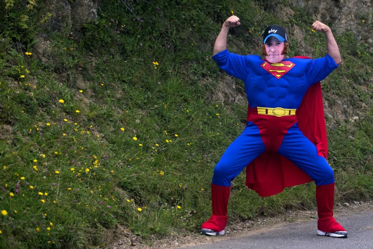 Супер картинки. Смешной костюм Супермена. Мужчина в костюме Супермена. Супергеройский костюм. Толстый в костюме Супермена.