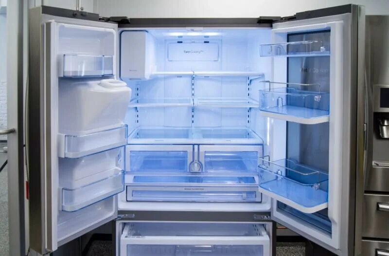 Холодильник спб. Холодильник Samsung RF-62 UBRS. Холодильник самсунг rf62hepn. Холодильник крупным планом. Холодильник за 1000000 рублей.