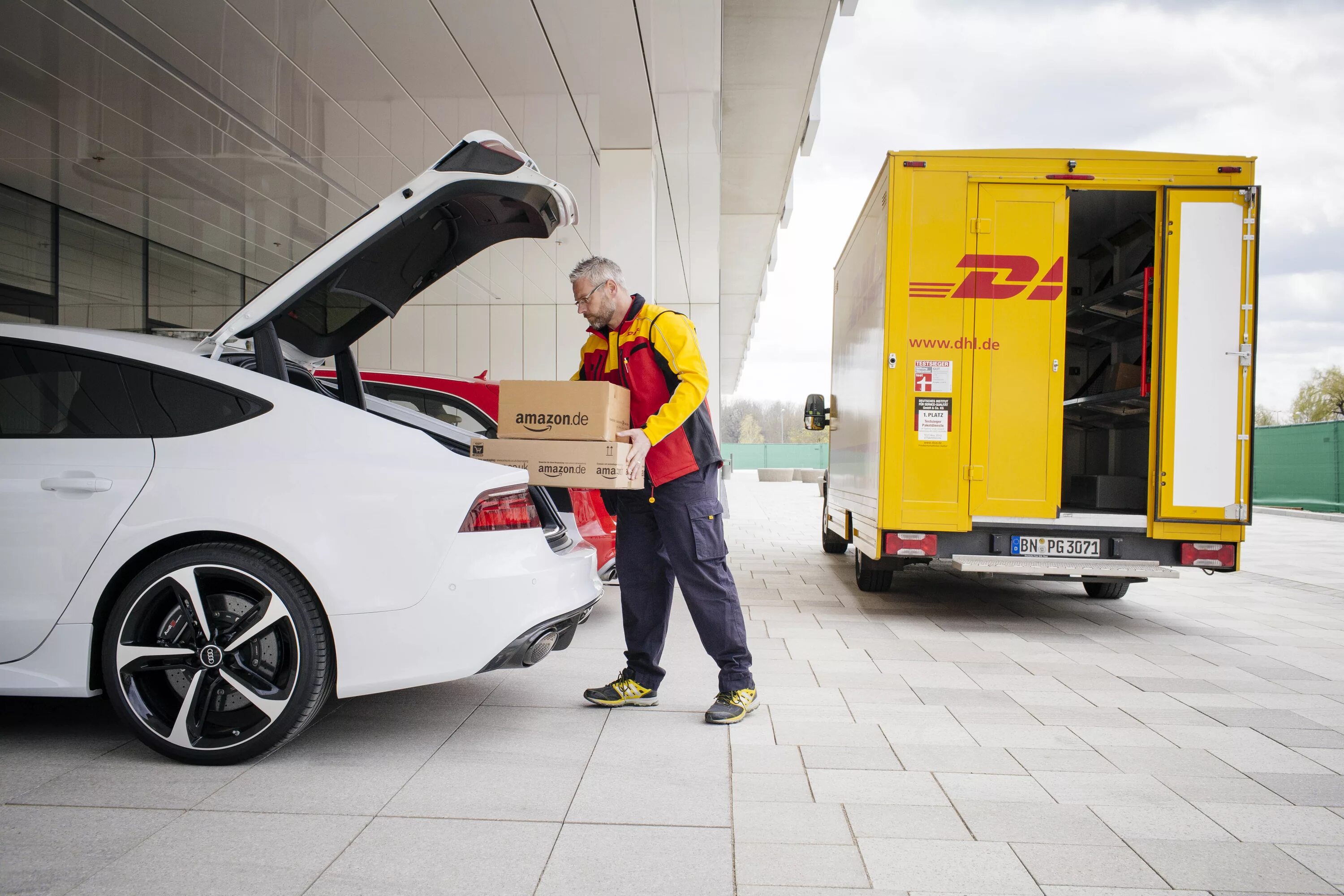 Доставщик на машине. Курьер DHL. Машинка курьер. DHL реклама.