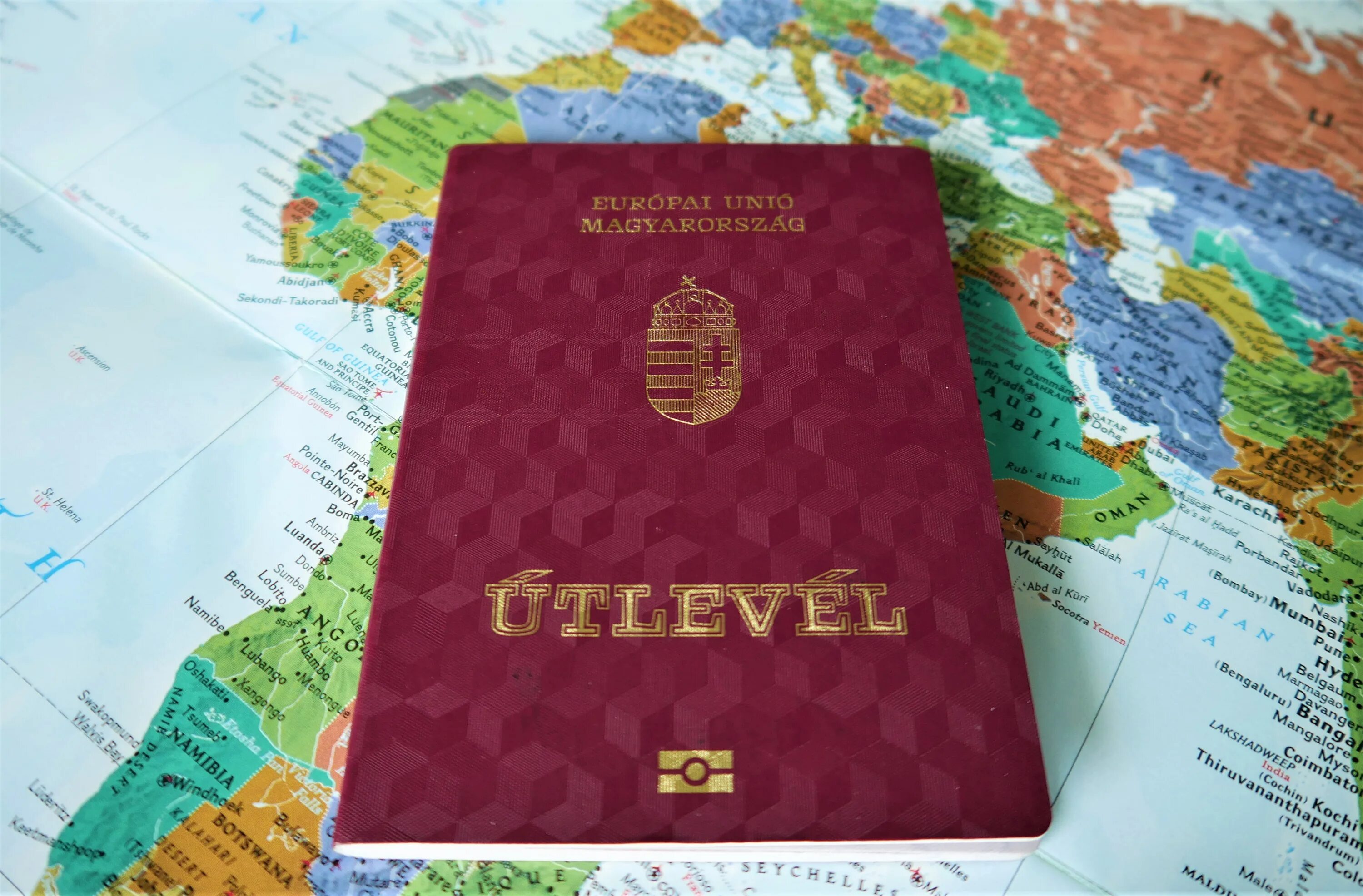 Как получить гражданство венгрии. Гражданство португалии. Паспорт венгрии. Венгерский паспорт фото. Заграничный паспорт венгрии.